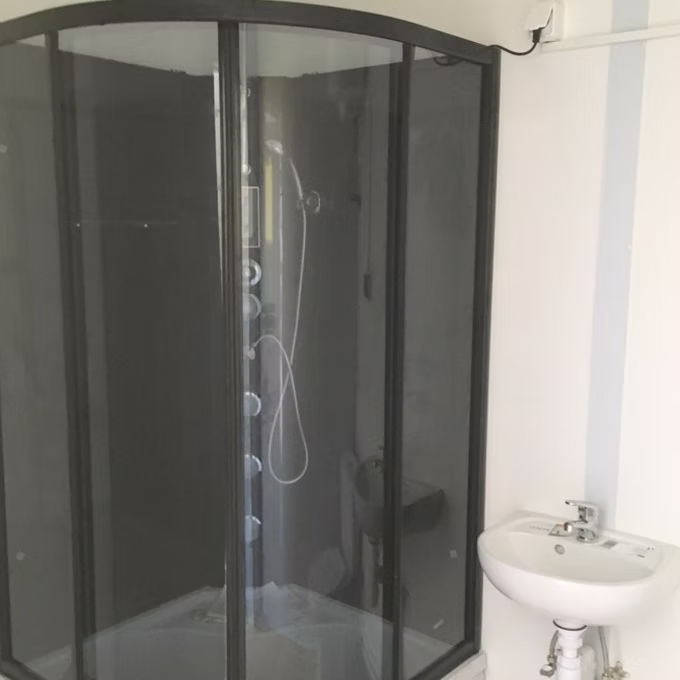 Conteneur Bureau 6 m avec Douche, Lavabo et WC 3