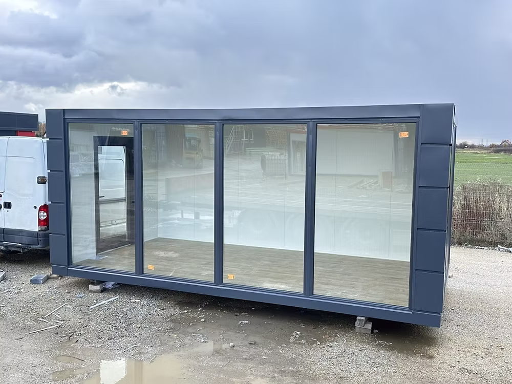 Conteneur Commercial 3×6 m – Open Space avec Vitrines 8