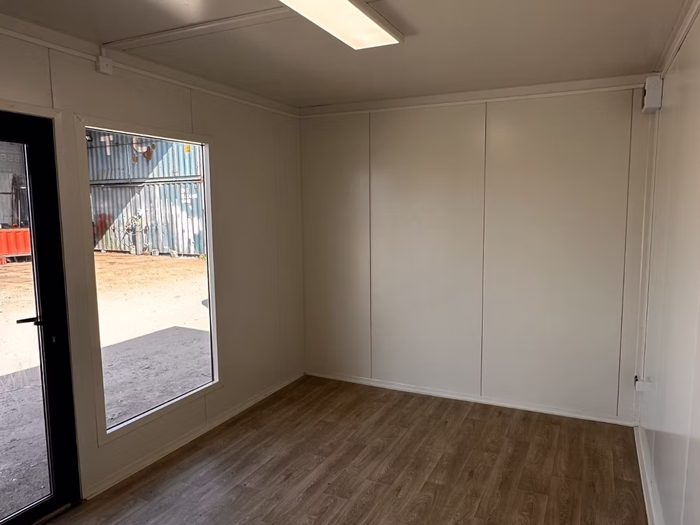 Conteneur Pavillon Commercial 3×6 m – Toilettes & Kitchenette 4