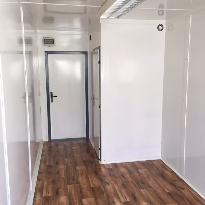 Conteneur Sanitaire 6 m avec WC et Lavabo 4