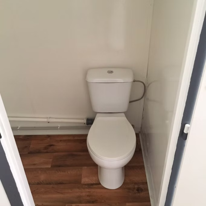 Conteneur Sanitaire 6 m avec WC et Lavabo 7